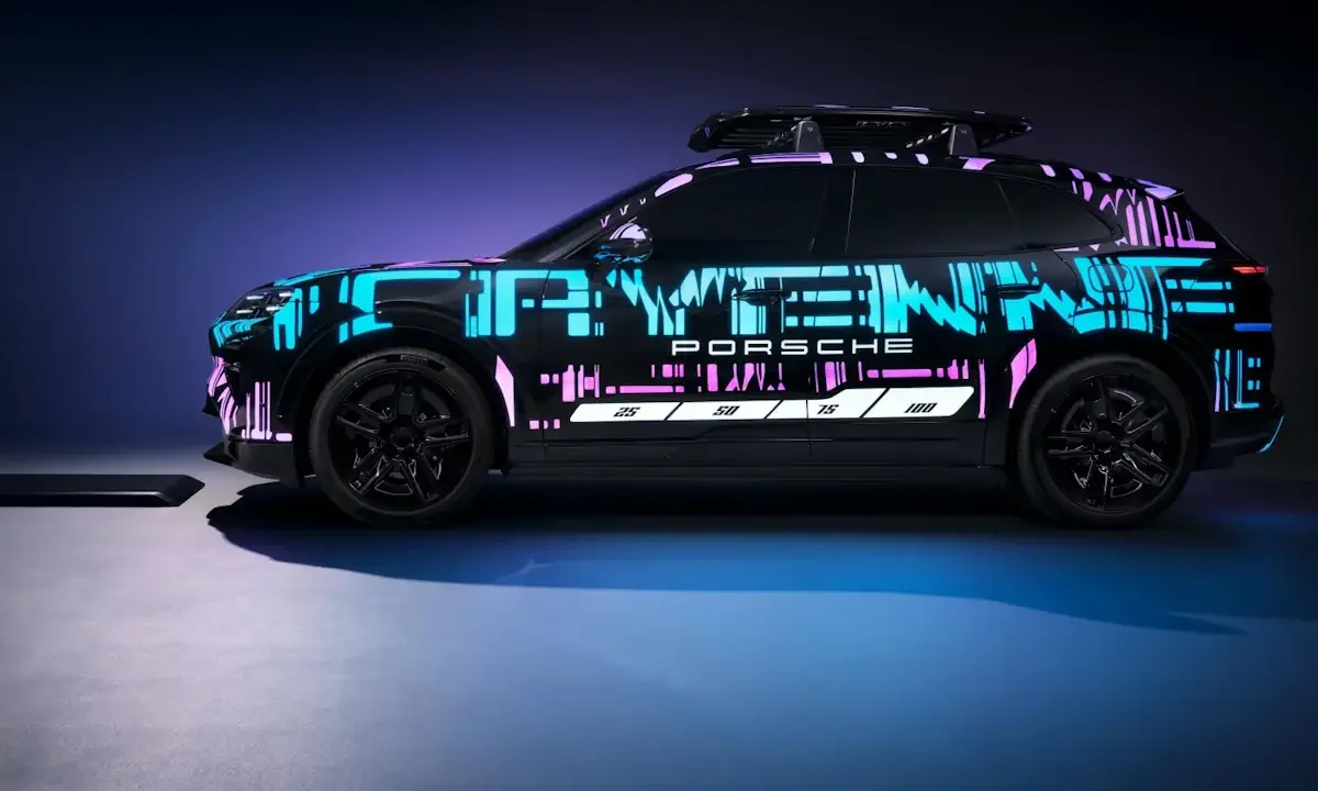 Πρωτότυπο Porsche Cayenne EV με καμουφλάζ και ασύρματη φόρτιση.