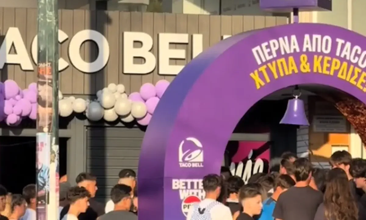 Ουρά πελατών έξω από το Taco Bell στην Αθήνα την ημέρα των εγκαινίων.