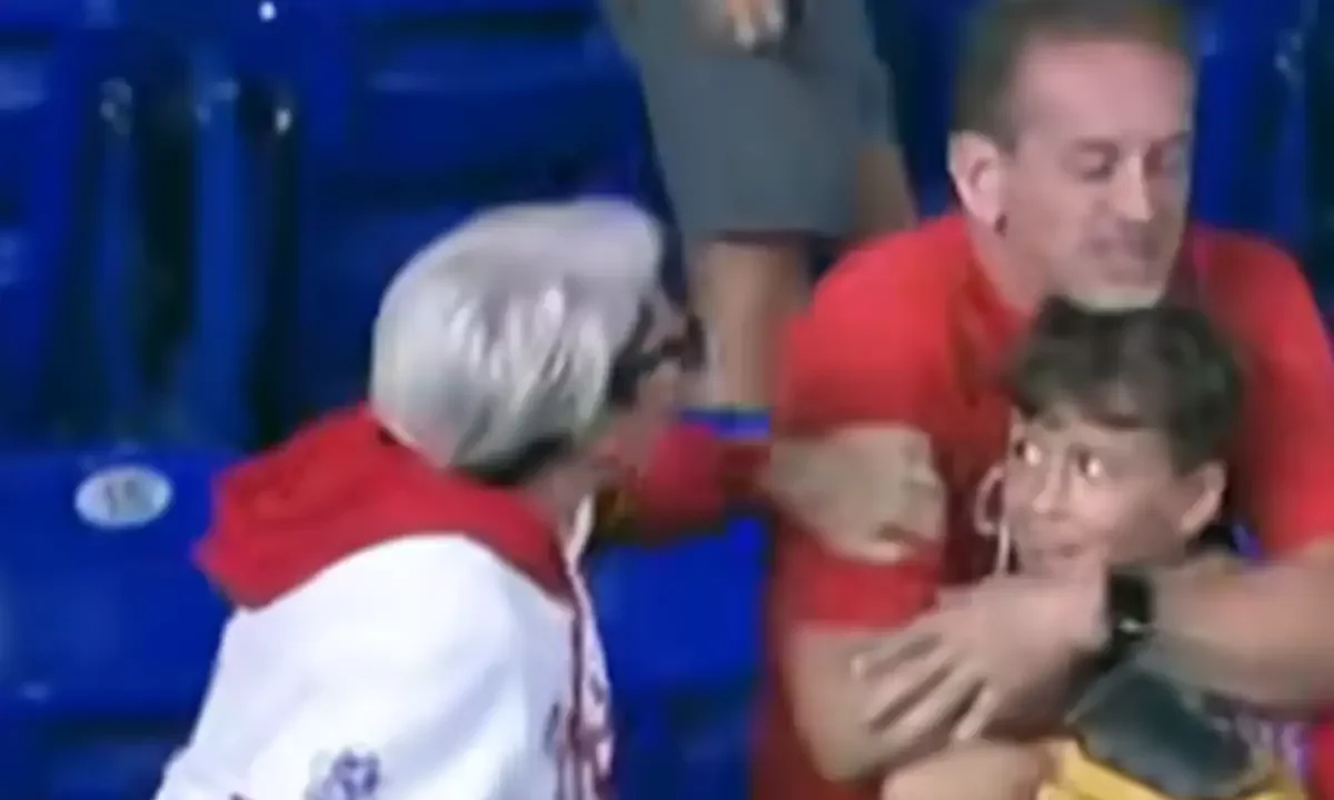 Πατέρας δίνει μπαλάκι από home run στον γιο του στην κερκίδα του Μαϊάμι.