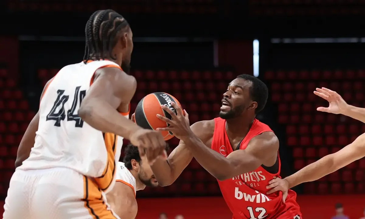 Ο Ολυμπιακός άνοιξε τη σεζόν με εντυπωσιακή νίκη και τον Έβανς να επιστρέφει