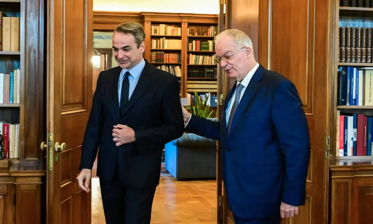 Απαξιώνοντας πλήρως τον θεσμικό του ρόλο, ο Κώστας Τασούλας συμπεριφέρεται σαν «γαλάζιος» αυλοκόλακας του Μαξίμου.