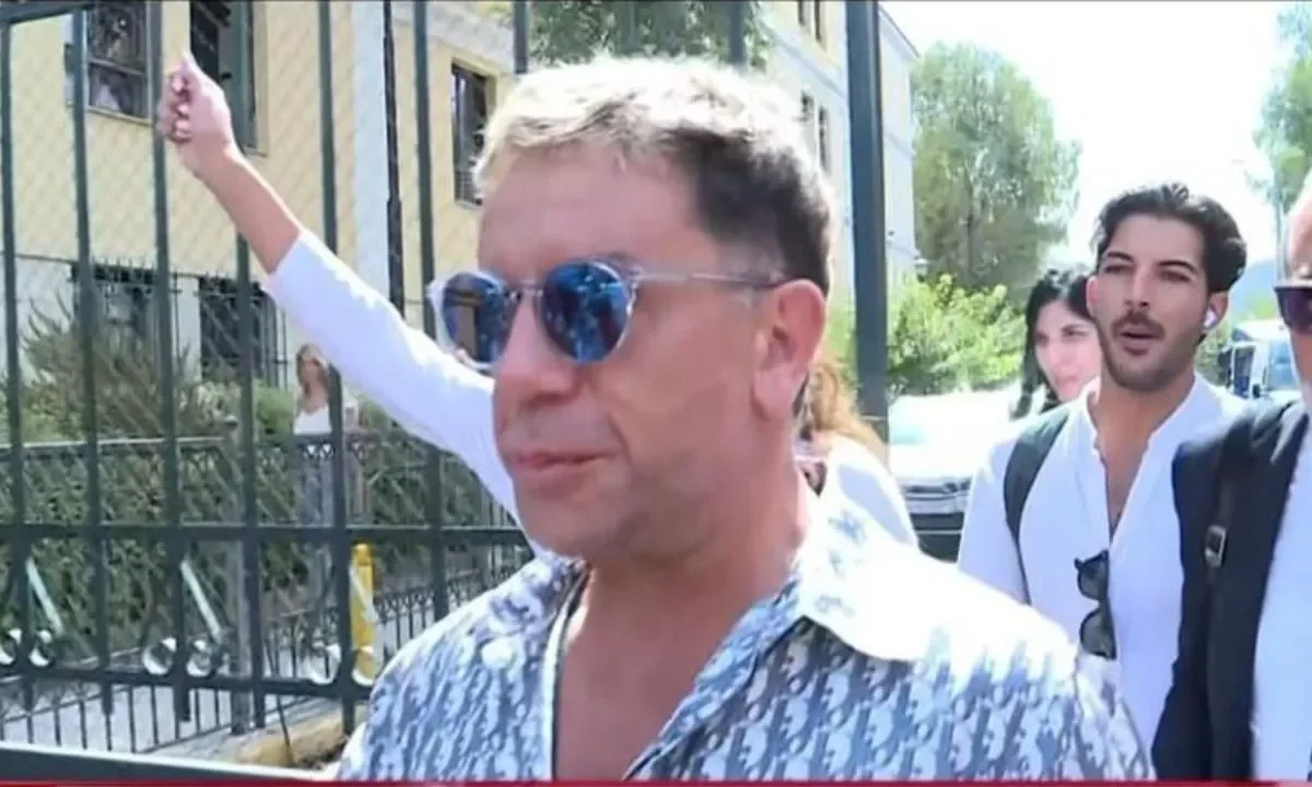 Ο Γιώργος Μαζωνάκης επανέρχεται μετά τη νοσηλεία του στο Δρομοκαΐτειο με το τραγούδι «Τρελός». Το νέο κομμάτι μιλά για πληγές και ελευθερία.