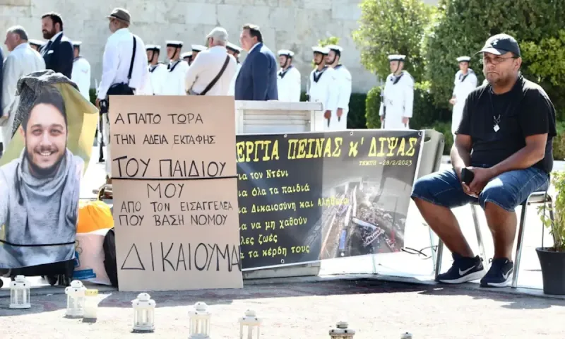 Τέμπη: Ξεκίνησε απεργία πείνας στο Σύνταγμα ο Πάνος Ρούτσι γιατί του απαγορεύουν την εκταφή του γιου του - Μ.Καρυστιανού: «Μέχρι που θα μας φτάσετε;»