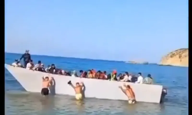 Γαύδος - Μεταναστευτικό: Αγανακτισμένοι νησιώτες έσπρωξαν βάρκα με λαθρομετανάστες για να μην αποβιβαστούν σε παραλία