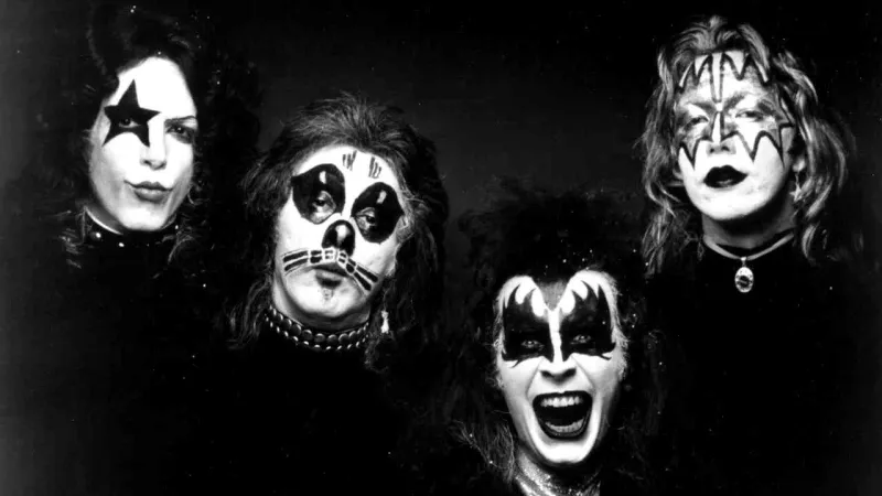 Kiss: Σαν σήμερα πετούσαν τις μάσκες και βλέπαμε τα πρόσωπά τους