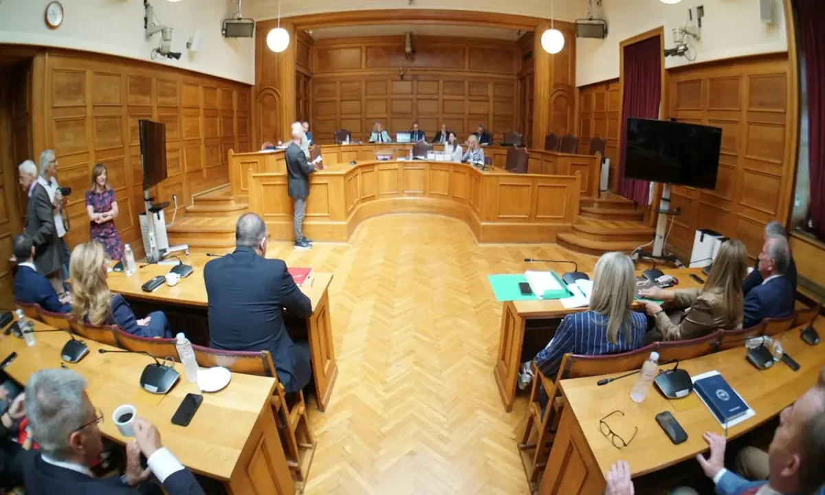 Υπουργούς μέχρι και το... 1996 προτείνει η ΝΔ να καταθέσουν, ενώ δεν καλεί ως μάρτυρες ούτε τους περιβόητους «Φραπέ» και «Χασάπη»!