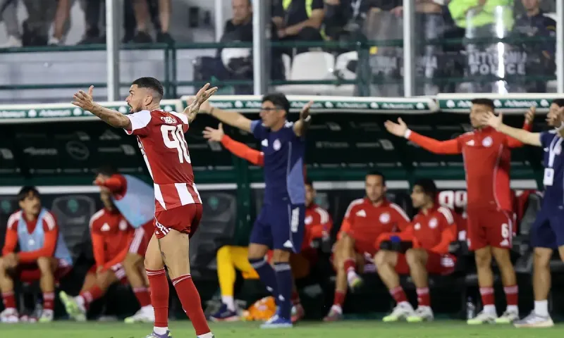 Παναθηναϊκός - Ολυμπιακός 0-0 στο ημίχρονο αλλά υπήρχε επαφή στον Καμπελά και είχε εκτελέσει το φάουλ ο Καλάμπρια όταν βγήκε μόνος ο Γάλλος