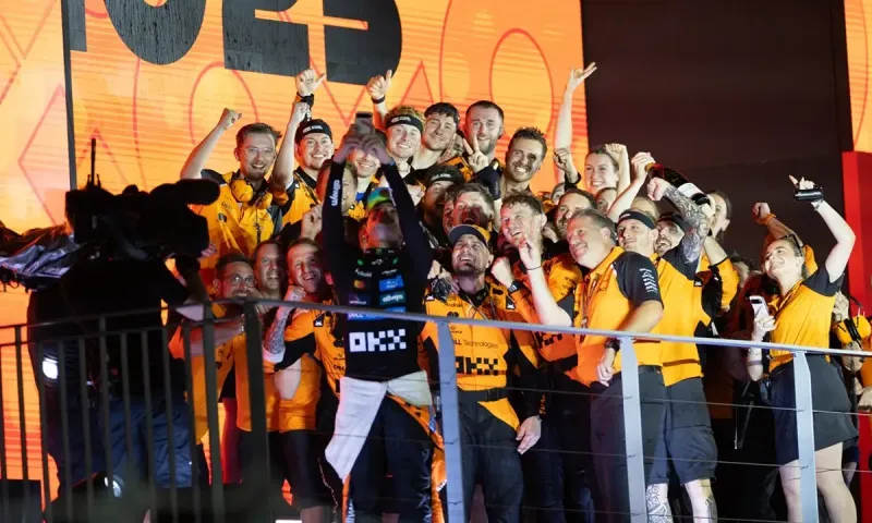 Πανηγυρίζουν οι φίλοι της McLaren F1 Team σε όλο τον πλανήτη
