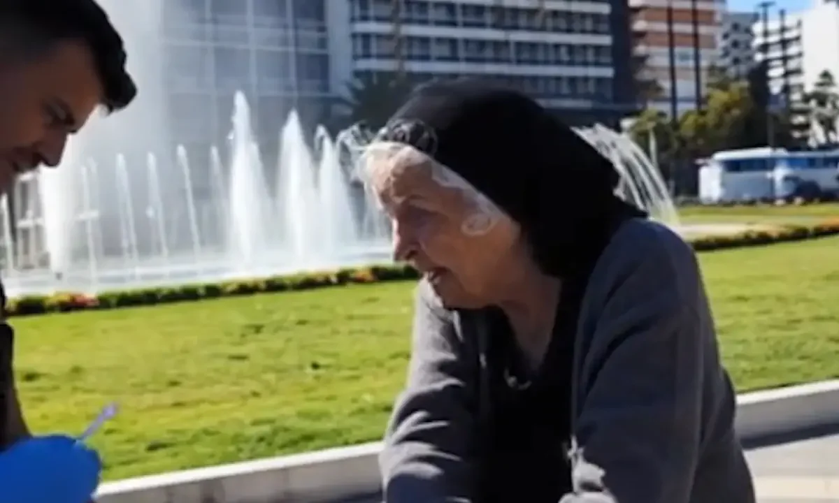Γιαγιά πουλάει μαρμελάδες στην Ομόνοια. Το ρεαλιστικό video με τεχνητή νοημοσύνη