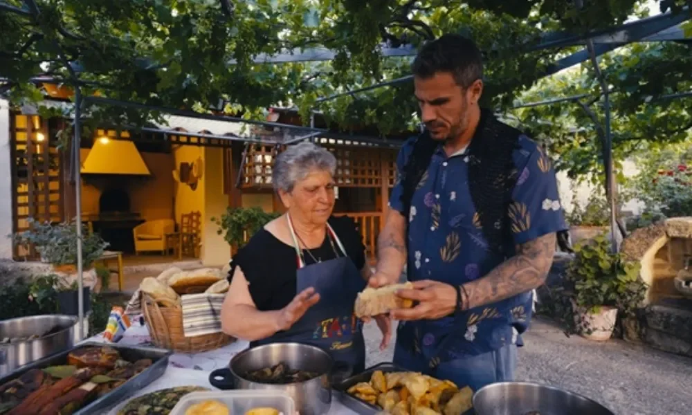 Ο Άκης Πετρετζίκης επιστρέφει με νέο Akis’ Food Tour και μας ταξιδεύει στην Κρήτη, ανακαλύπτοντας παραδοσιακές συνταγές και όχι μόνο