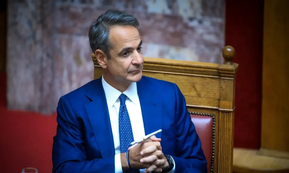 Ασκήσεις εσωτερικής... ισορροπίας έκανε ο Κυριάκος Μητσοτάκης για να καταφέρει να ακούσει τον Νίκο Ανδρουλάκη στη Βουλή.