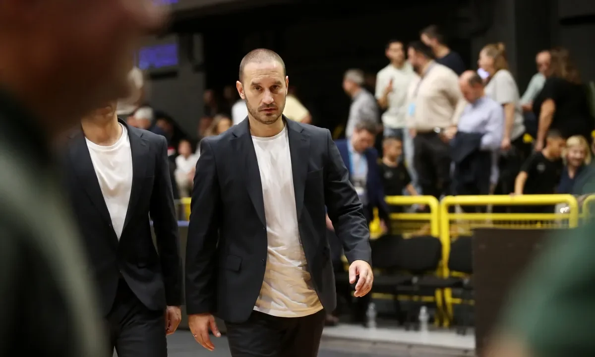 Δεν είναι άνετος ο Μπόγκνταν Καράιτσιτς στον πάγκο του Άρη Betsson. Η 3η διαδοχική νίκη έχει φέρει έναν προβληματισμό…