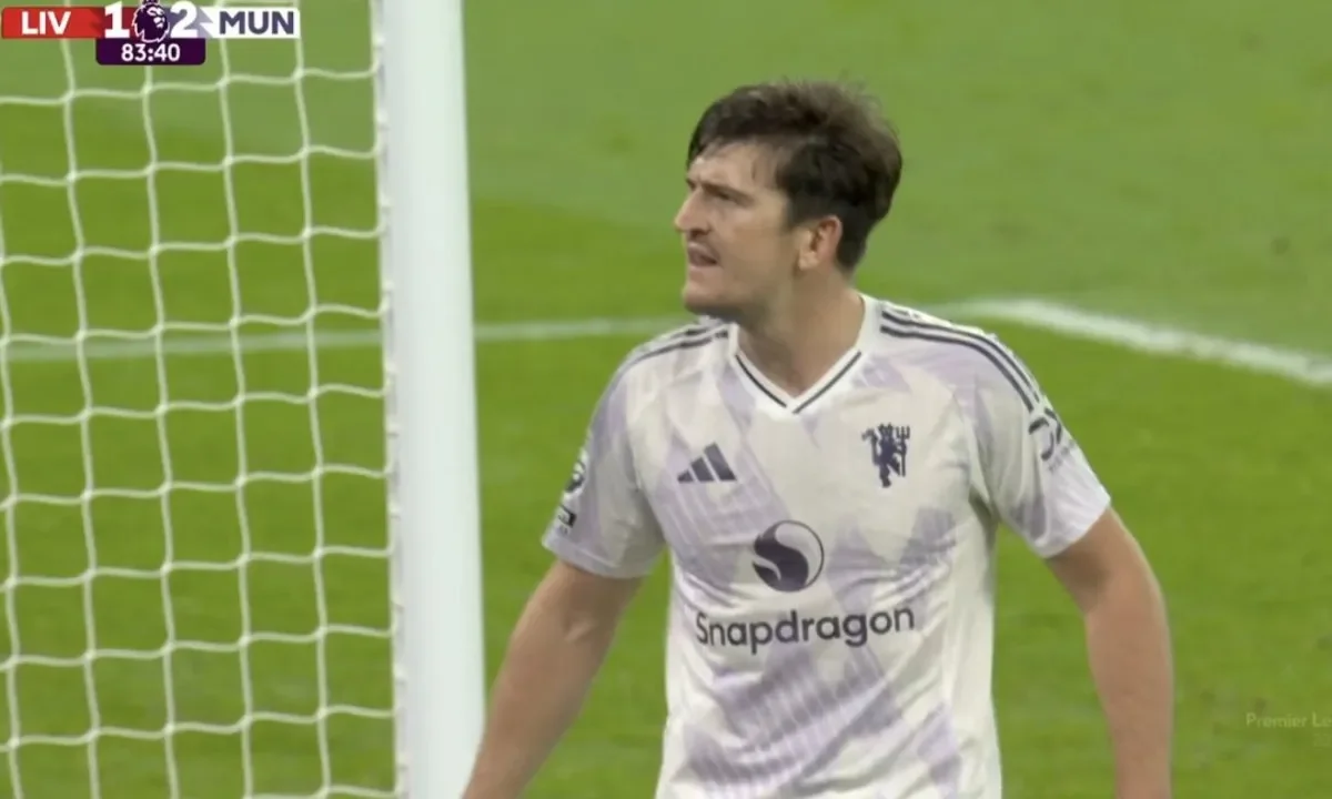 Τεράστια νίκη για τη Γιουνάιτεντ στο Άνφιλντ (2-1) με ήρωες Μπεμό και Μαγκουάιρ. Τρία δοκάρια ο Χάκπο και 3η σερί ήττα η Λίβερπουλ του Σλοτ.
