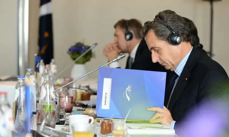 Ο Νικολά Σαρκοζί παραμένει έγκλειστος στη φυλακή του Παρισιού