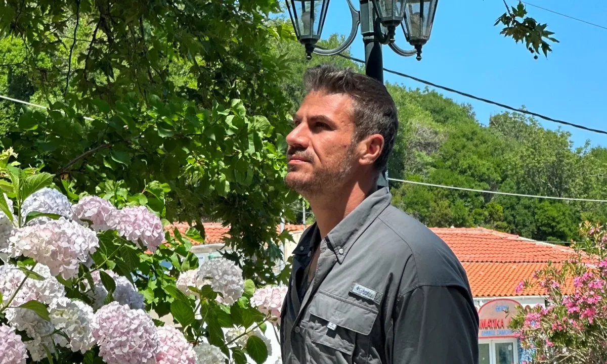 Ο Άκης Πετρετζίκης ταξιδεύει στη Σαμοθράκη για το πιο αυθεντικό food tour: κατσικάκι, παραδοσιακές γεύσεις, βάθρες.