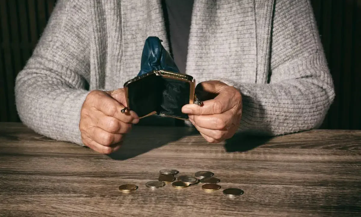 Eurostat: Πάνω από δύο στους τρεις Έλληνες δηλώνουν ότι αντιμετωπίζουν τη φτώχεια, σε ακραία αντίθεση από τον βελτιωμένο ευρωπαϊκό Μ.Ο.