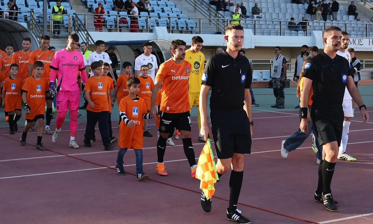 Διαιτησία: Θύμισε Σιδηρόπουλο το play on του Γιουματζίδη στο ΟΦΗ – Ηρακλής! Oύτε πέναλτι, ούτε κόκκινη για χτύπημα στο κεφάλι!