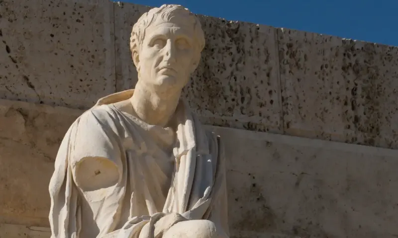 Ο Έλληνας που έκανε τον αρχαίο κόσμο να γελά για αιώνες και μετά χάθηκε από την Ιστορία μέχρι να τον ξαναβρούν σε μια έρημο της Αιγύπτου