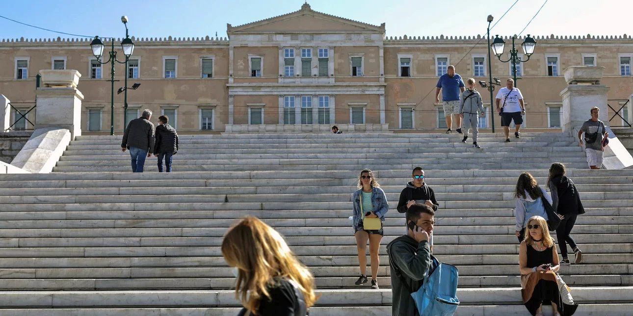 Eurostat: Οι Έλληνες δουλεύουν περισσότερο από τους υπόλοιπους ευρωπαίους και παράλληλα είναι από τους πιο φτωχούς εργαζόμενους.
