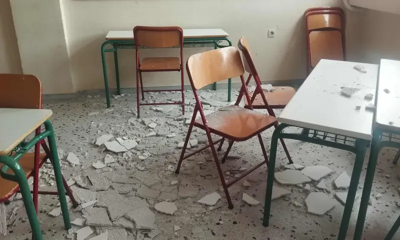 Η παιδεία καταρρέει μεταφορικά και κυριολεκτικά: Έπεσαν σοβάδες στα κεφάλια μαθητών στο Πόρτο Ράφτη – 2 τραυματισμοί
