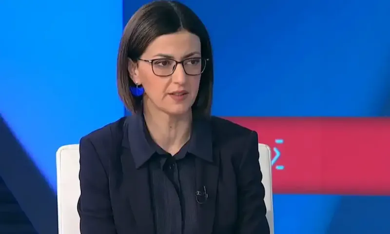 ΕΛΤΑ: Κόκκινο πανί η Αγαπηδάκη για τους γαλάζιους βουλευτές που αντέδρασαν στα λουκέτα - «Τολμά να μας κουνά το δάχτυλο;»