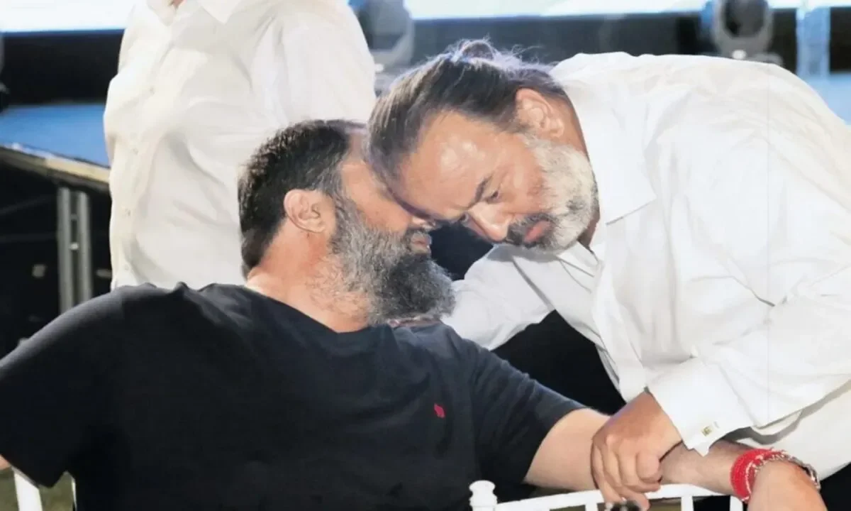 Άγνωστοί δεν ήταν ούτε πριν εμπλακεί με το ποδόσφαιρο ο Μάριος Ηλιόπουλος. Ο Βαγγέλης Μαρινάκης γνωριζόταν καλά με τον ιδιοκτήτη της ΑΕΚ.