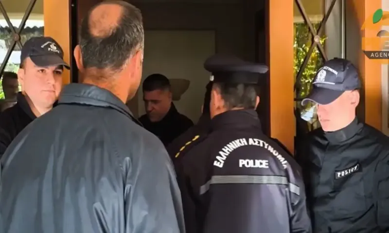Όνειδος: Στη Γλυφάδα τα «κοράκια» πετούν στον δρόμο 4μελή οικογένεια με καρκινοπαθή μητέρα και μωρό!
