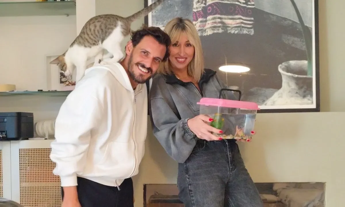 Ο Σταύρος Σβήγκος στο Pet Stories μοιράζεται τη σχέση του με τα κατοικίδια, γνωρίζουμε τον Πάρη, ένα ανάπηρο αλλά χαρούμενο σκυλάκι