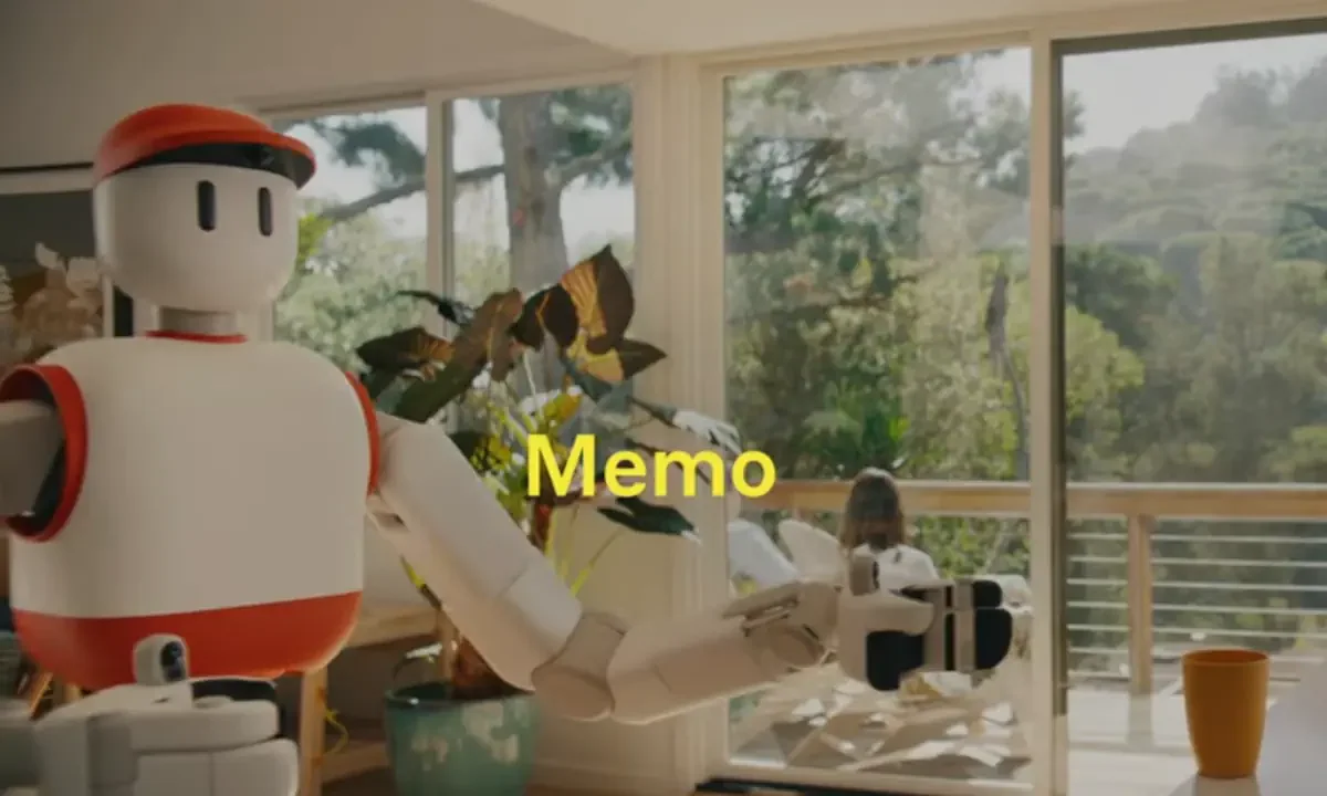 Ρομπότ Memo σε καθιστικό με θέα προς βεράντα και πράσινο τοπίο.