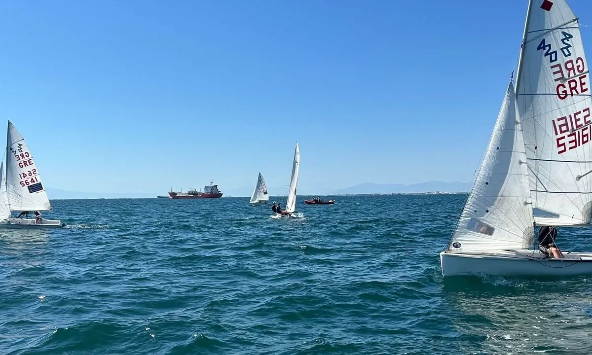 Οι Έλληνες ιστιοπλόοι ξεχωρίζουν στη 34η Athens International Sailing Week στον Σαρωνικό, διεκδικώντας μετάλλια στις διεθνείς κλάσεις.