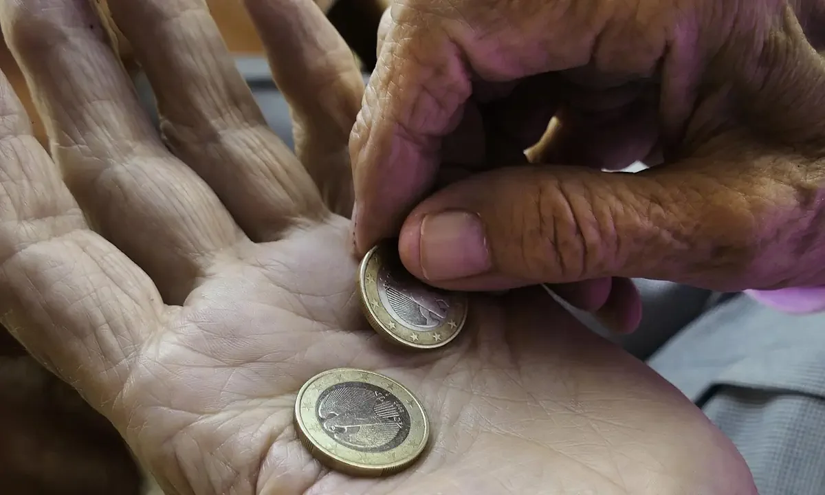 Επαναφορά της 13ης, 14ης σύνταξης και του ΕΚΑΣ απαιτούν οι αγανακτισμένοι συνταξιούχοι - «Δεν είμαστε επαίτες» λένε στον πρωθυπουργό.