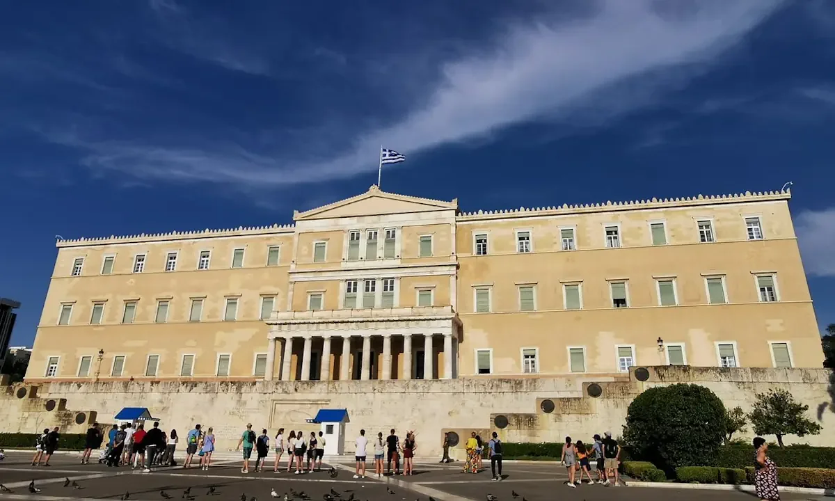 Eurostat: Ενώ ολόκληρη η Ευρώπη έγινε πλουσιότερη, μόνο η Ελλάδα και η Ιταλία παρουσίασε μείωση του κατά κεφαλήν εισοδήματος.