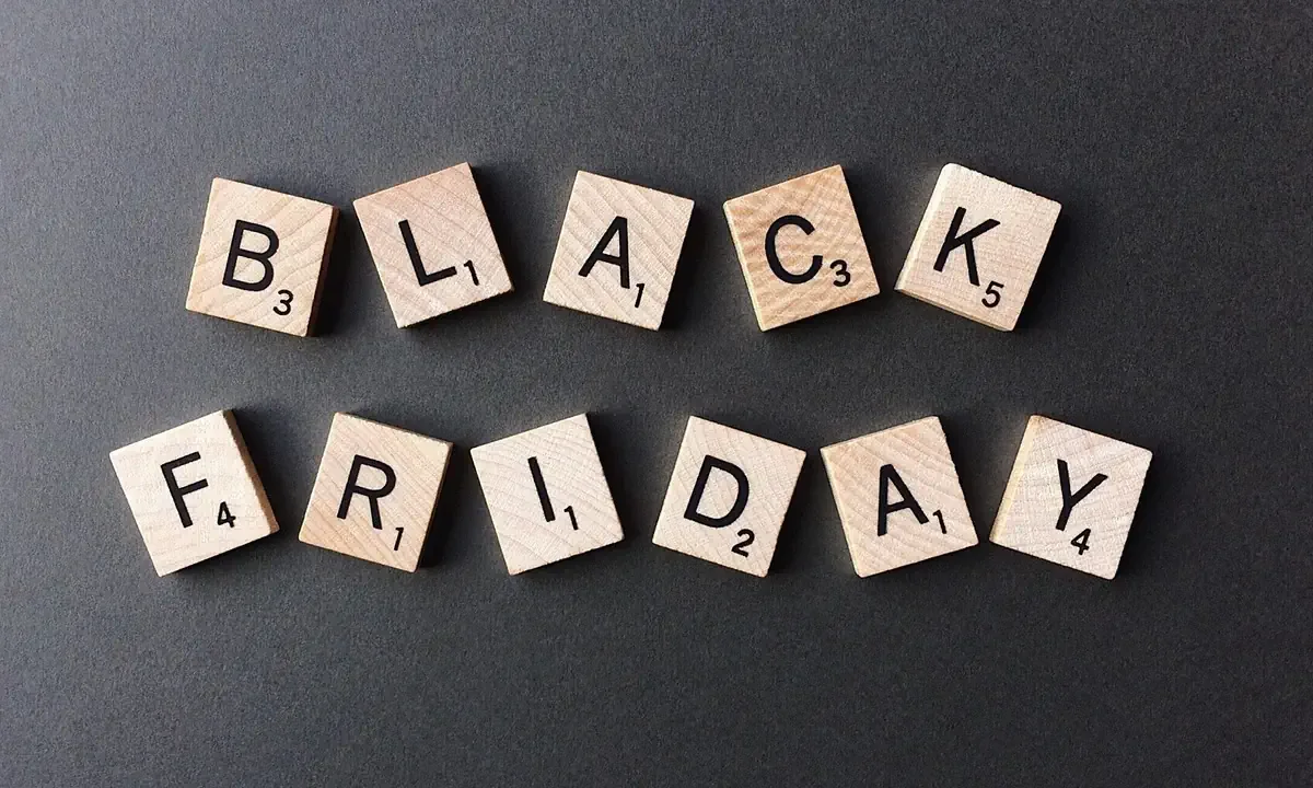 Ξύλινα πλακίδια που σχηματίζουν τη φράση Black Friday πάνω σε σκούρο φόντο