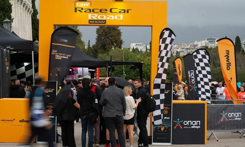 Το πρωτόγνωρο για τα ελληνικά δεδομένα roadshow με το showcar της McLaren F1 Team - Πέντε πόλεις έγιναν σημεία αναφοράς για χιλιάδες fans της Formula 1 και όχι μόνο