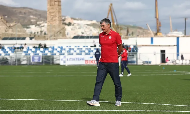 Ελλάς Σύρου – Ολυμπιακός : Τα άλλαξε σχεδόν όλα στην ενδεκάδα ο Μεντιλίμπαρ – Με δύο φορ και Καμπελά βασικό!