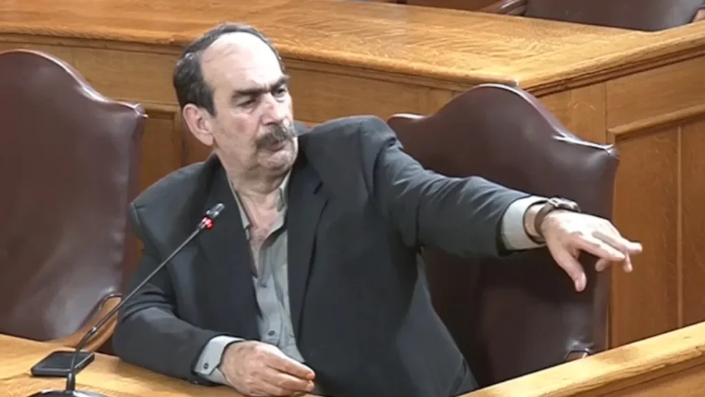 Εξεταστική: Viral έγινε το σόου του «Φραπέ» με τις πλάτες της ΝΔ - Οι Έλληνες το ρίχνουν στο χιούμορ για να μην τρελαθούν με αυτά που ακούνε.