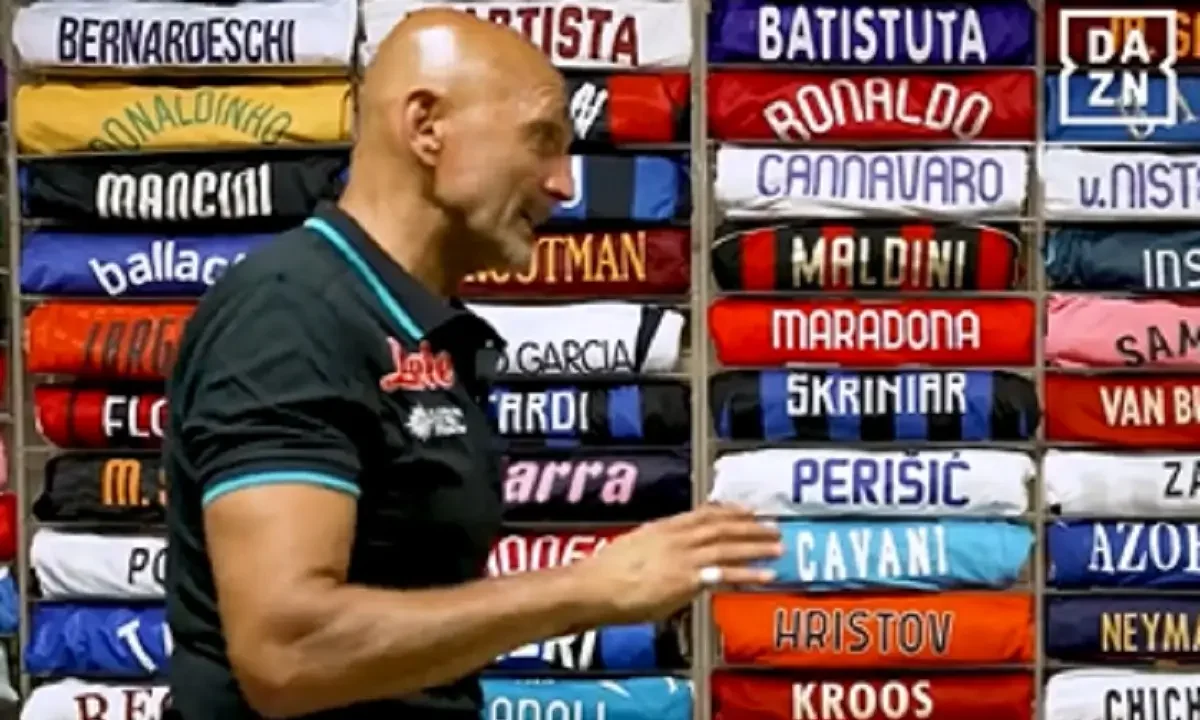Έχετε δει την συλλογή από t-shirt παικτών του Λουτσιάνο Σπαλέτι - Εχει του Μαραντόνα, του Μπατιστούτα και του... Κωστούλα