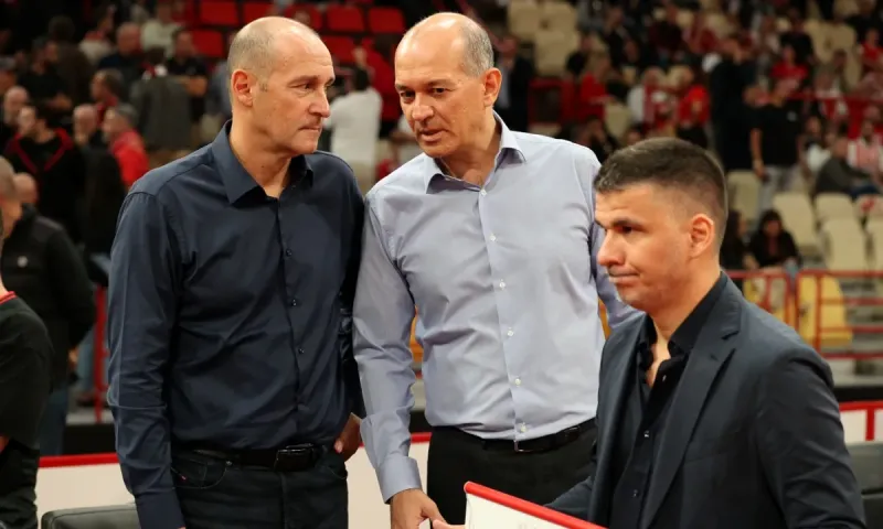 Ολυμπιακός μπάσκετ : Οι αδρανείς Αγγελόπουλοι, το ΣΕΦ που μπάζει και η τυφλή εμπιστοσύνη στον Μπαρτζώκα