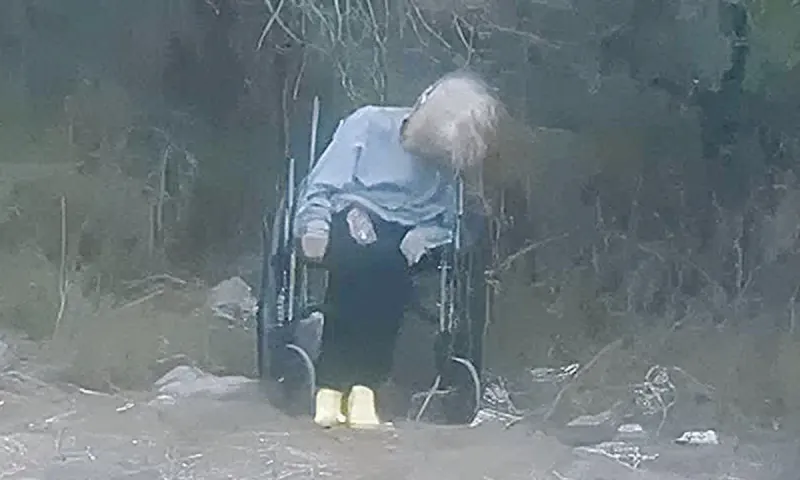Εγκατέλειψαν ηλικιωμένη στο αναπηρικό της καροτσάκι πάνω σε έναν χωματόδρομο