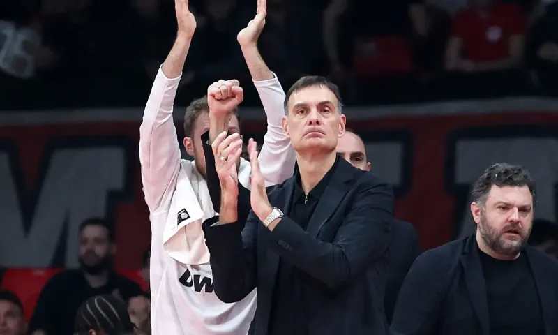 Ολυμπιακός μπάσκετ: Και όμως σαν και πέρσι είναι φέτος ο Ολυμπιακός απλά ο κόσμος δεν καταλαβαίνει τις επιλογές Μπαρτζώκα