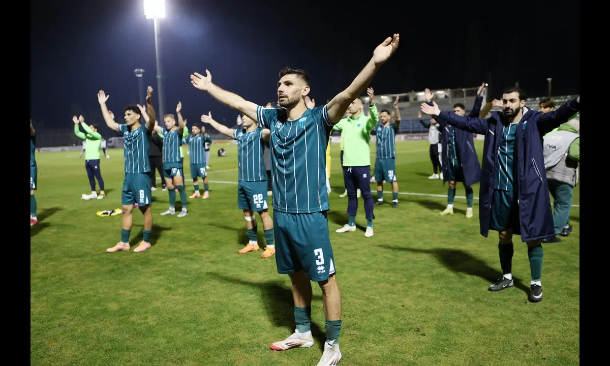 Πανσερραϊκός και Λεβαδειακός κοντράρονται στη Super League, με στόχο βαθμούς, έλεγχο ρυθμού και ουσία στο παιχνίδι.