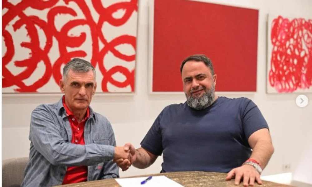 Ανανέωση με κάθε επισημότητα για τον Χοσέ Λουίς Μεντιλίμπαρ και τον Ολυμπιακό. Η φωτογραφία με τον Βαγγέλη Μαρινάκη