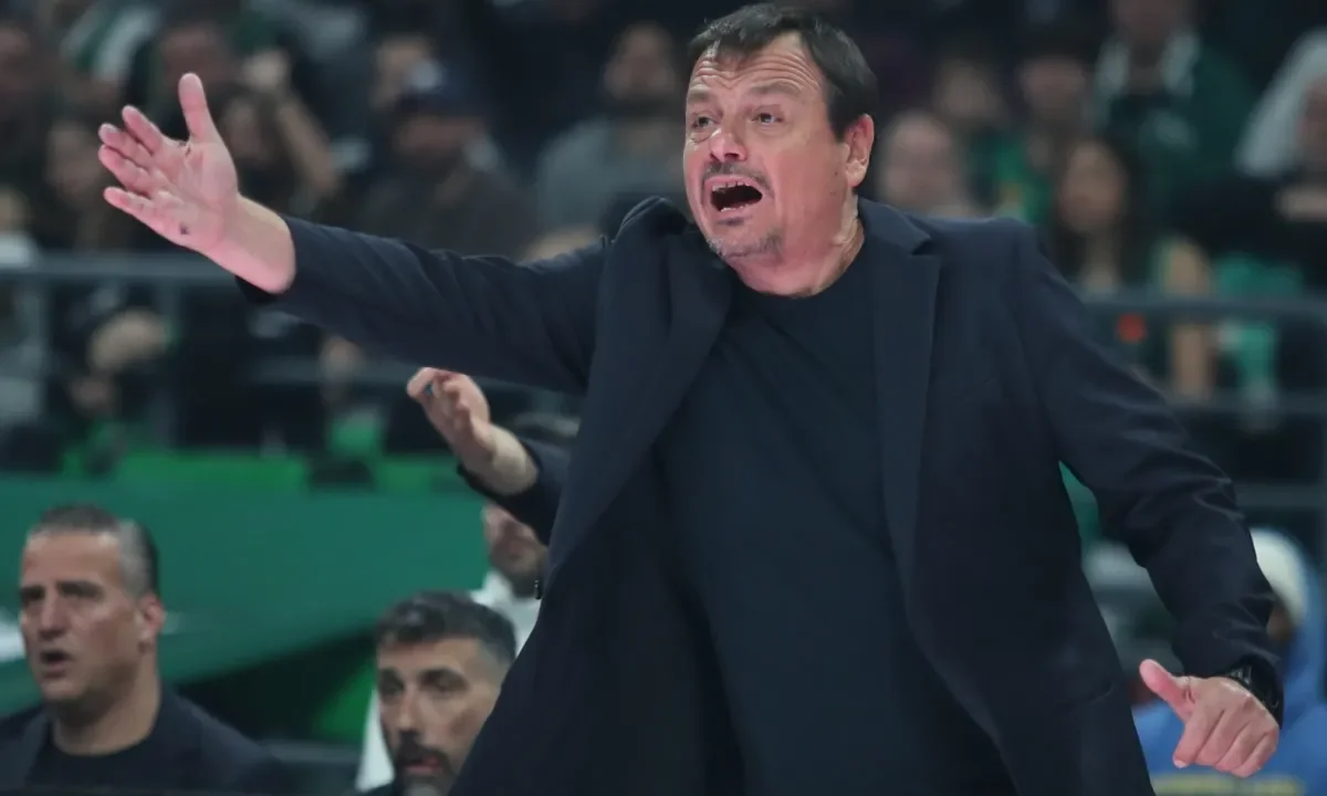 Έξαλλος ο Εργκίν Αταμάν μετά το Παναθηναϊκός – Ολυμπιακός: σκληρή κριτική στους διαιτητές και δημόσια αποθέωση του Σάσα Βεζένκοφ.