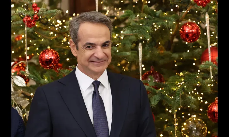 Κυριάκος Μητσοτάκης, ο δικαστής του κόσμου και η “σιωπή” για τη νομιμότητα