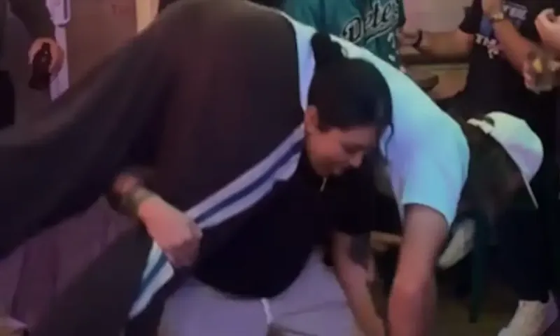 Γυναίκα οπαδός των Jaguars squat-άρισε τον Trevor Lawrence σε μπαρ