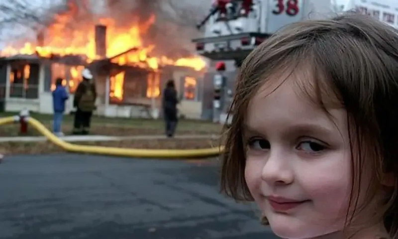 Τι κάνει σήμερα το κορίτσι του Disaster Girl και πόσα χρήματα έβγαλε πουλώντας τη φωτογραφία με το φλεγόμενο σπίτι