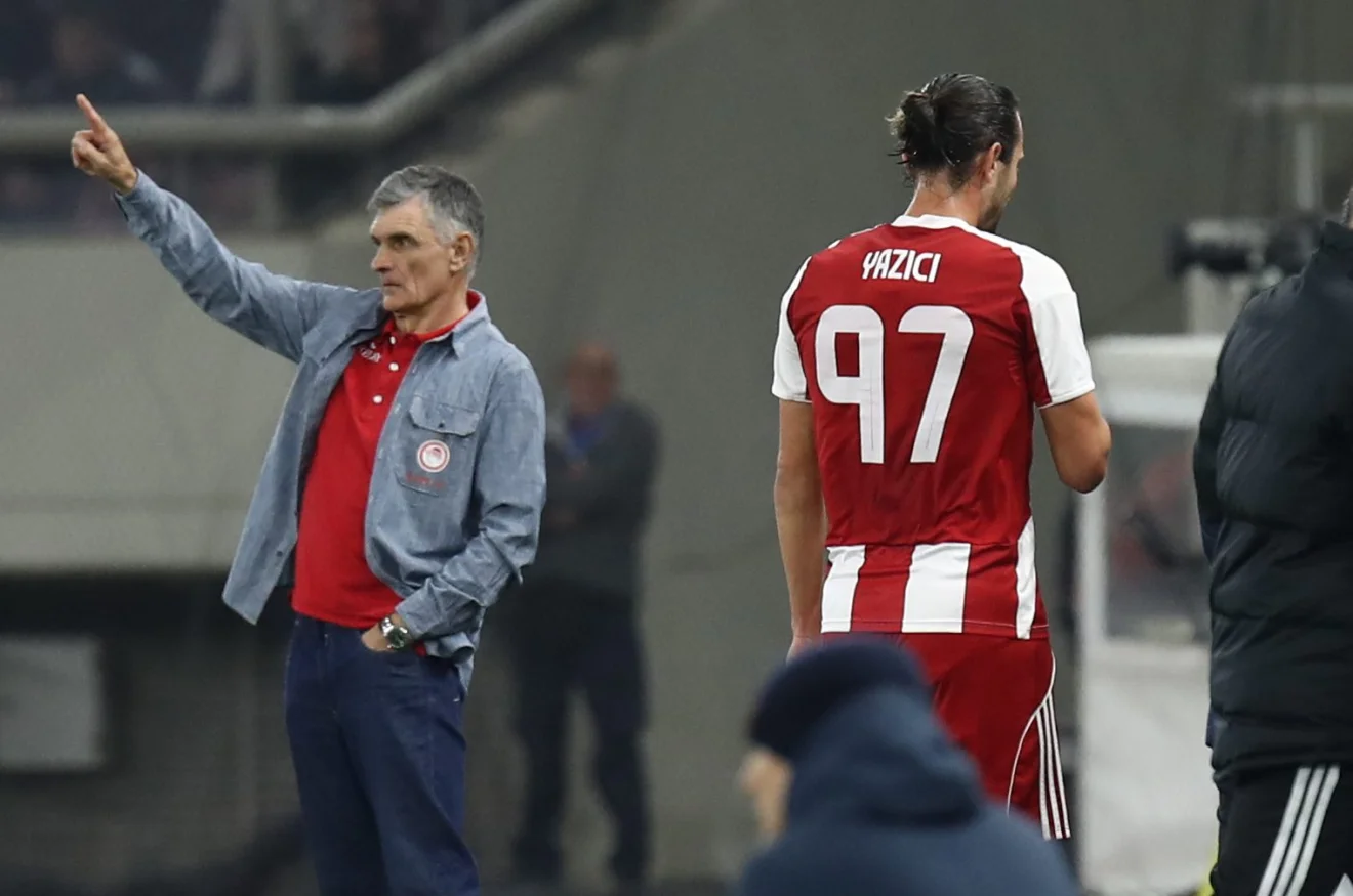 Κουνούσε το κεφάλι του ο Γιουσούφ Γιαζίτσι στον πάγκο του Ολυμπιακού, λίγο μετά την αλλαγή του στην αναμέτρηση με τον ΠΑΟΚ…