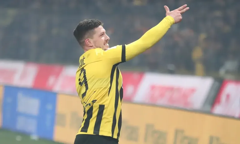 ΑΕΚ-Παναθηναϊκός 4-0: Το θωρηκτό Γιόβιτς κατάπιε με 4 γκολ τον Παναθηναϊκό και η ΑΕΚ έστησε πάρτι στο ντέρμπι