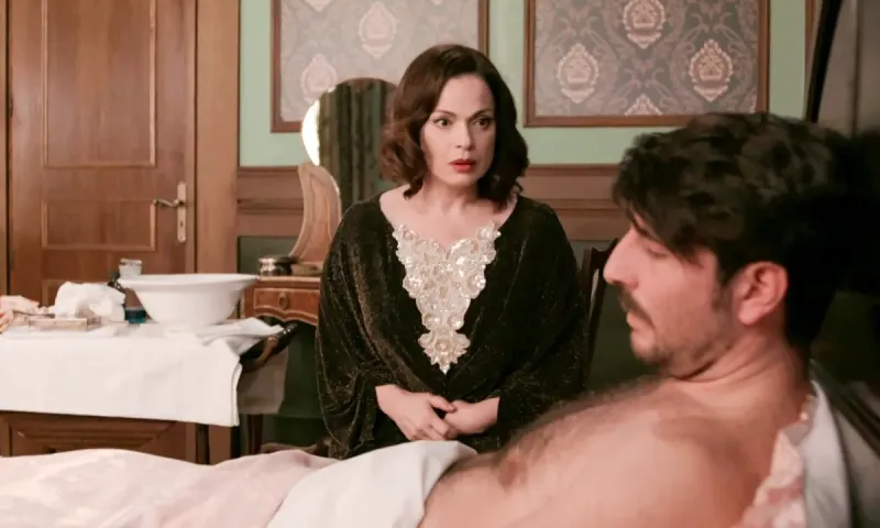Grand Hotel: Η Κυβέλη αποκαλύπτει με γράμμα στην Αλίκη ότι είναι ερωτευμένη με τον Ρήγα – Θέλουν να φύγουν μαζί