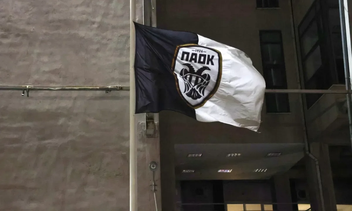 Ο ΠΑΟΚ πενθεί τον χαμό 7 οπαδών. Η UEFA δεν αναβάλλει, οι παίκτες είναι ράκος, οι φίλαθλοι του Δικεφάλου δείχνουν αξιοπρέπεια, επιστρέφοντας
